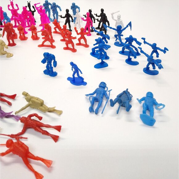 Toy Figurines Vintage Astronauts, Divers, People, Fantasy Mixed Approx 125 pcs - Picture 7 of 14